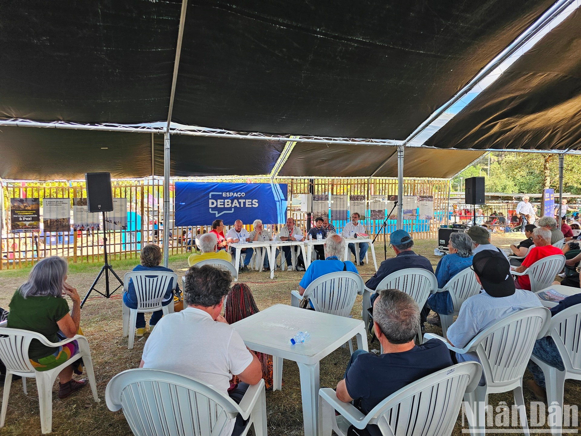 国际代表参加了关于全球挑战和和平斗争的研讨会。