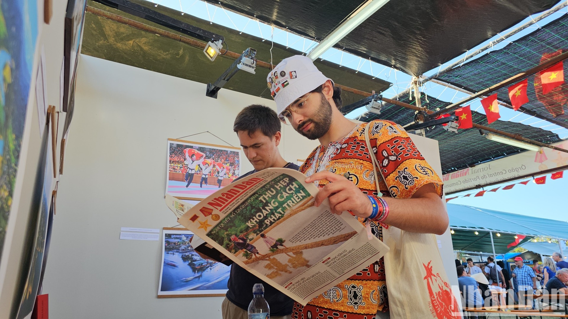 两名葡萄牙大学生对《人民报》社出版物的设计印象深刻。