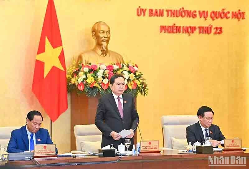 国会常务副主席陈青敏主持讨论社会经济和国家预算报告。