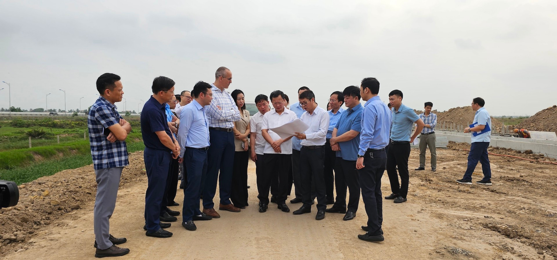 广宁省和各部委、行业、地方领导在工业区直接为投资者解决困难。