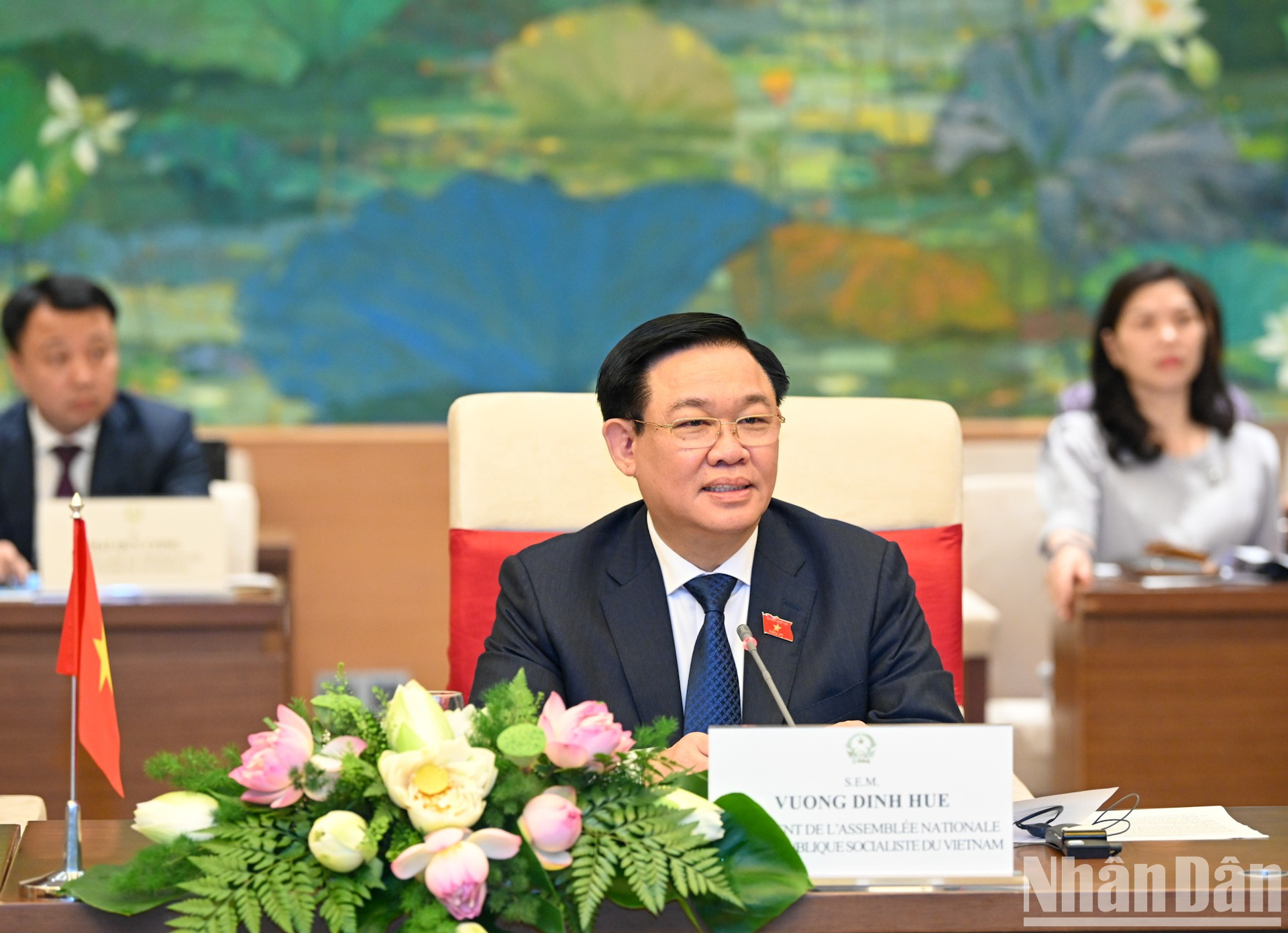 越南国会主席王廷惠在会谈上发表讲话。