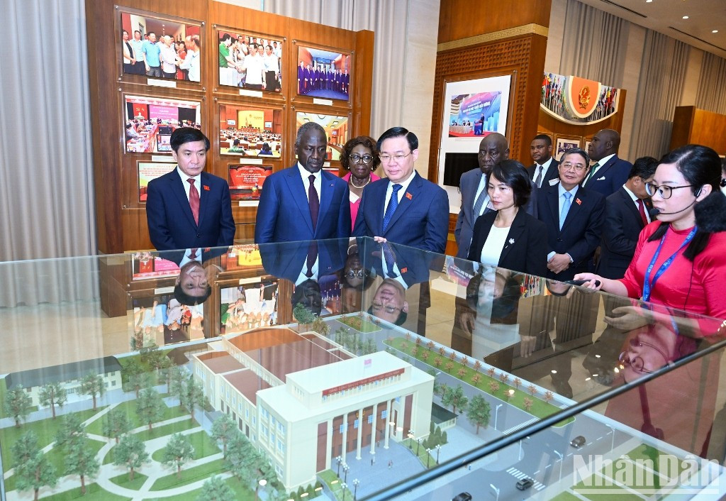 向科特迪瓦国民议会议长等各位代表介绍陈列室中的文物和信息。