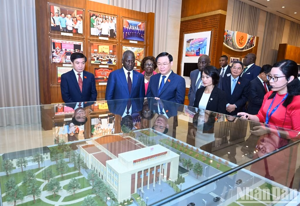 向科特迪瓦国民议会议长等各位代表介绍陈列室中的文物和信息。