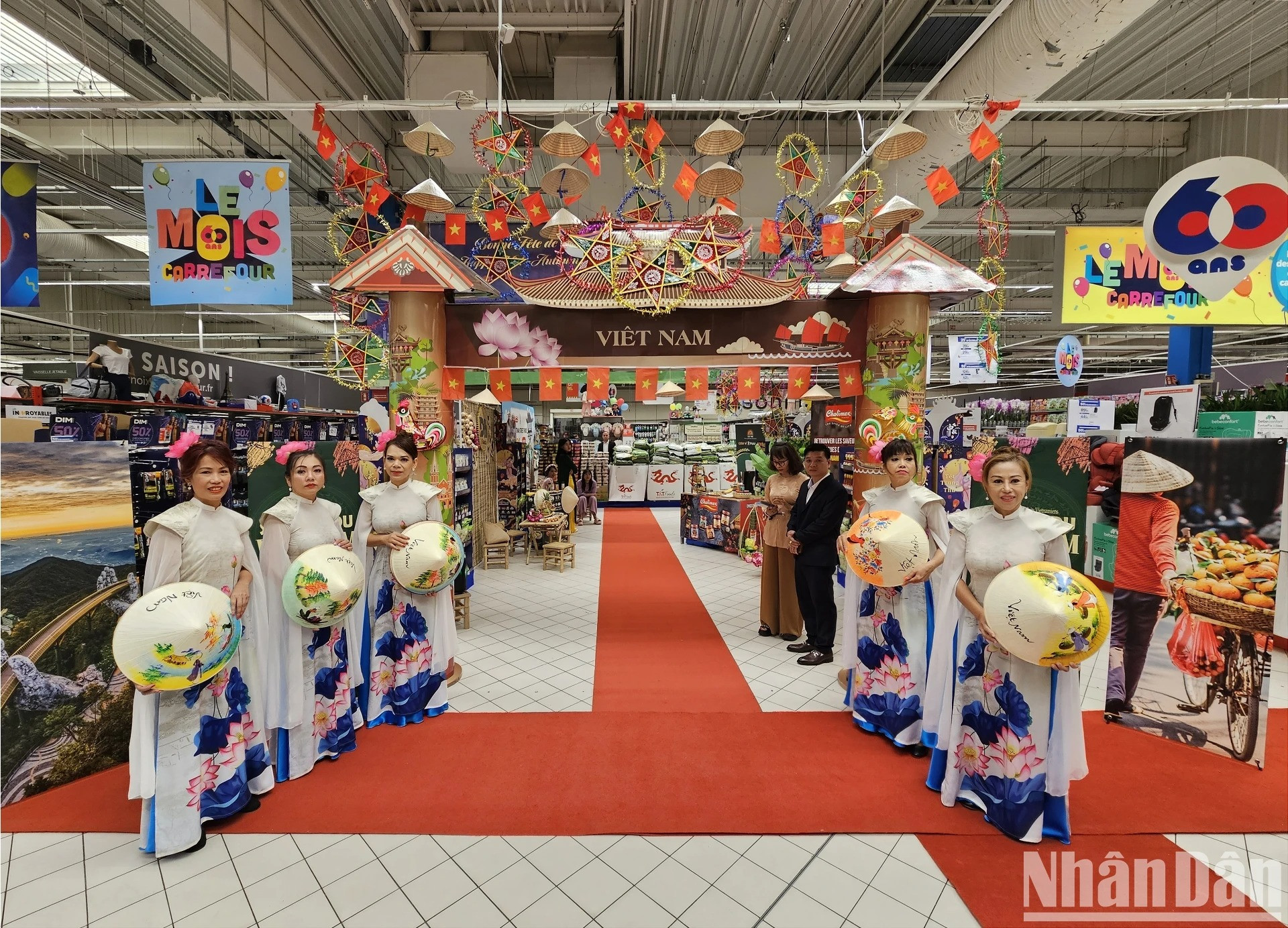 旅居法国越南侨胞穿着传统长衣迎接各位代表和观众前来参观购买。 旅居法国越南侨胞穿着传统长衣迎接各位代表和观众前来参观购买。