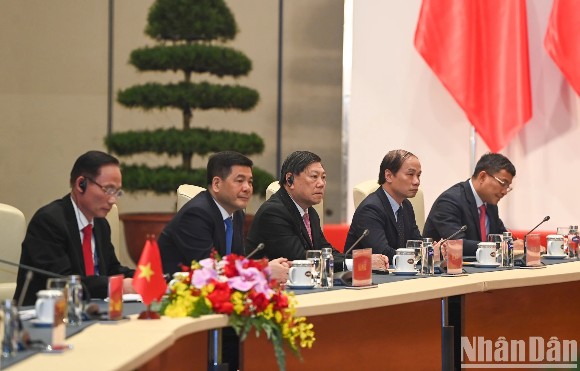 各位越南代表出席会谈。 各位越南代表出席会谈。