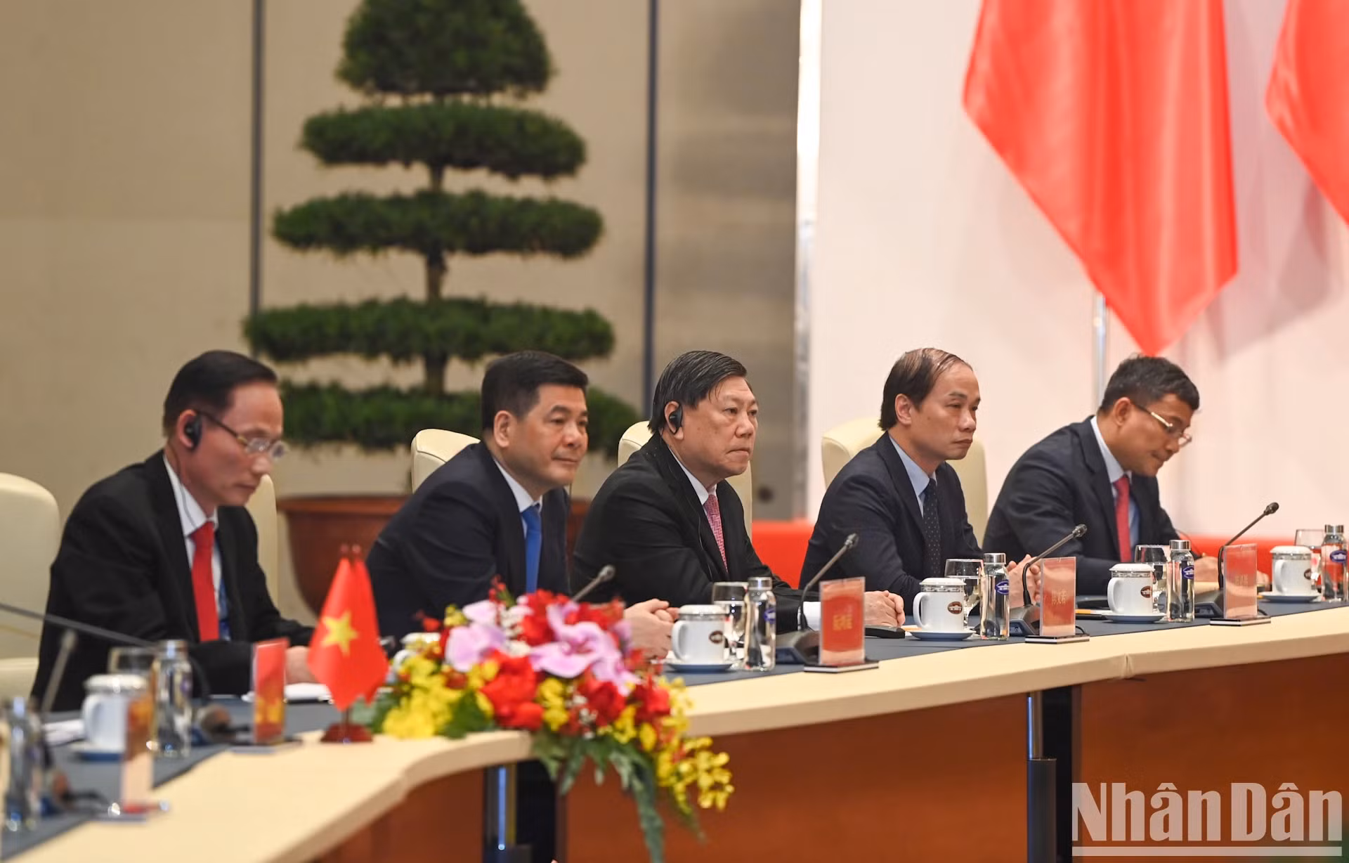各位越南代表出席会谈。