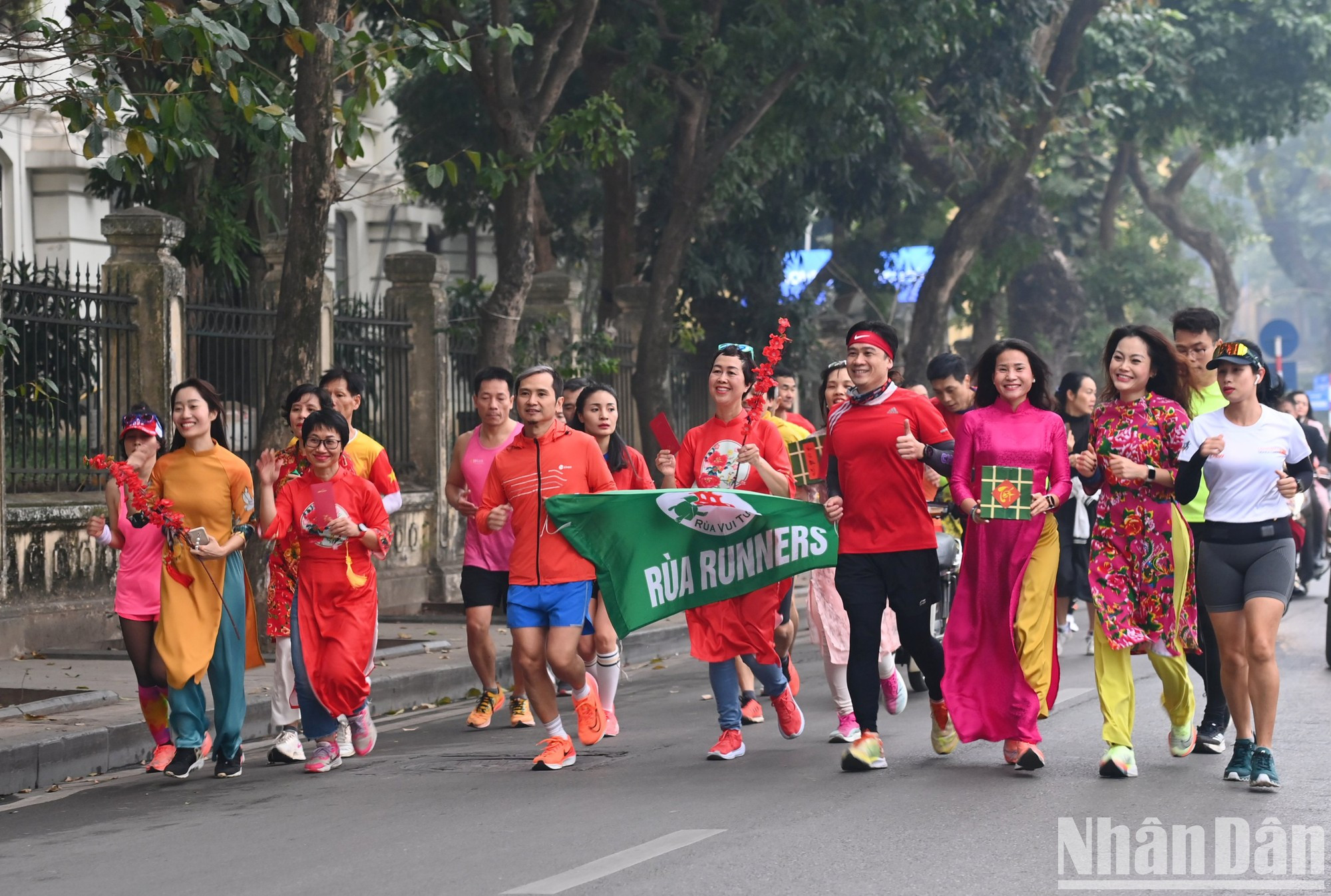 年轻人选择一种独特的方式，穿着奥黛在大年初一早晨慢跑。