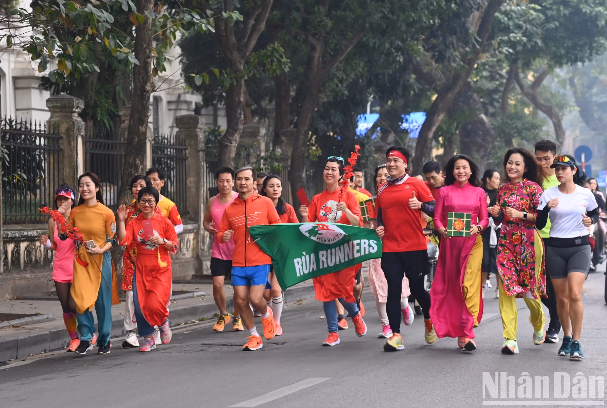 年轻人选择一种独特的方式，穿着奥黛在大年初一早晨慢跑。