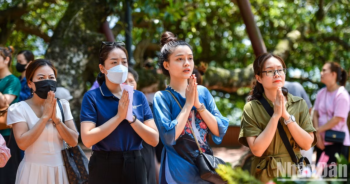 盂兰节首都河内人潮涌向寺庙烧香拜佛【组图】