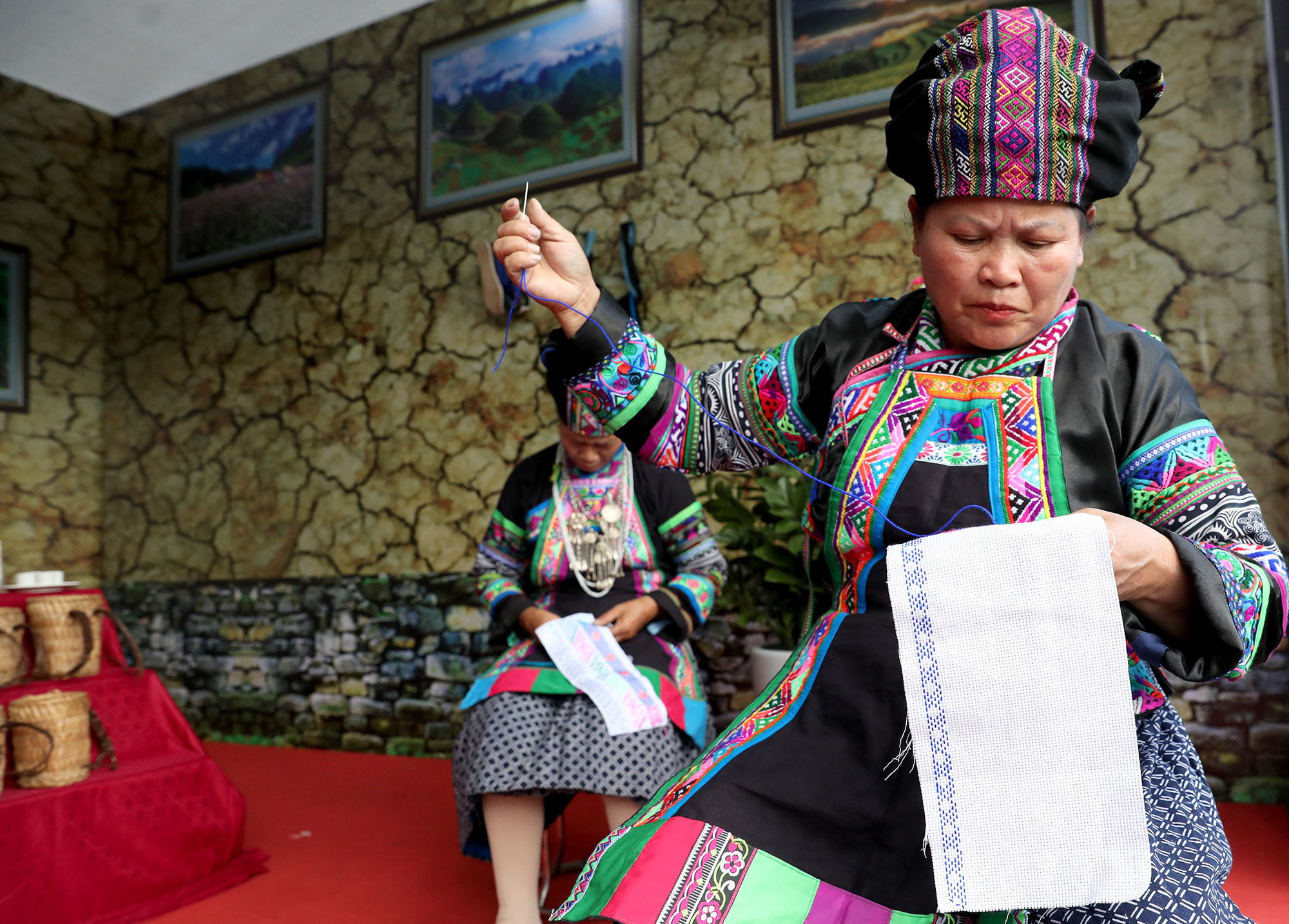 布依族女士展示刺绣技术。 布依族女士展示刺绣技术。