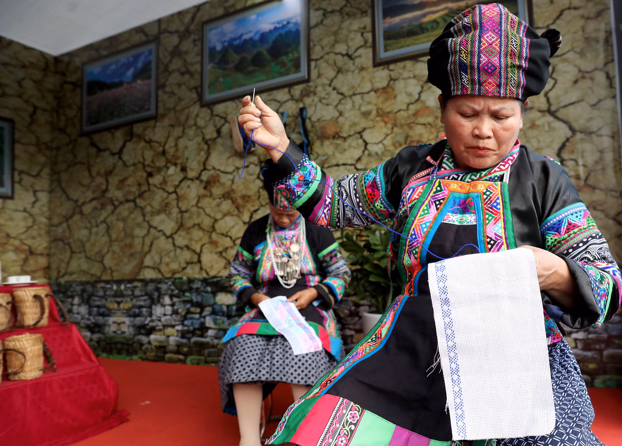 布依族女士展示刺绣技术。