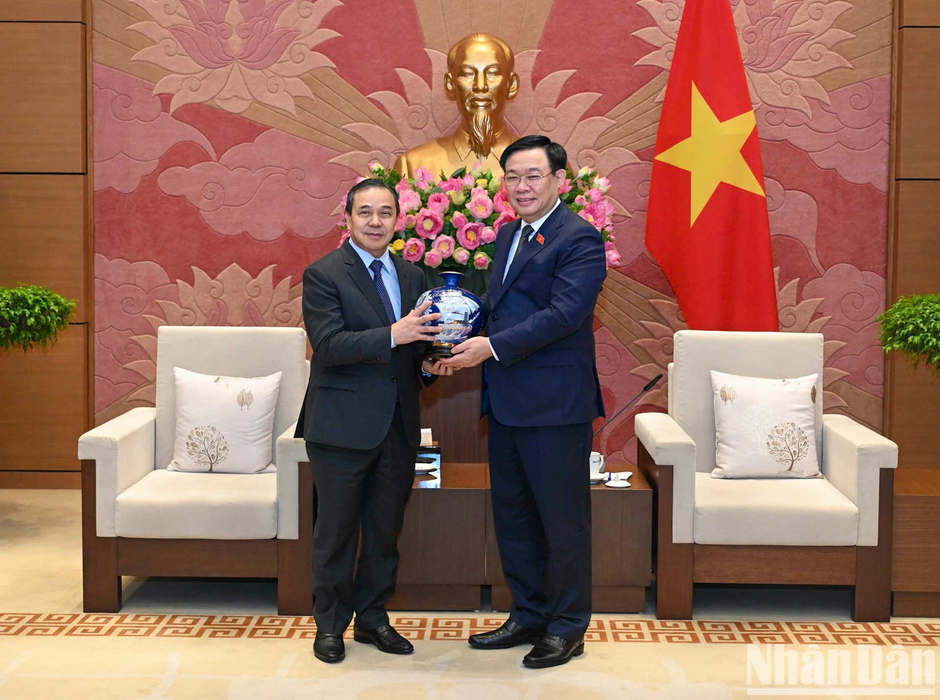 越南国会主席王廷惠向老挝驻越南大使森菲特•洪邦光赠送纪念品。 越南国会主席王廷惠向老挝驻越南大使森菲特•洪邦光赠送纪念品。