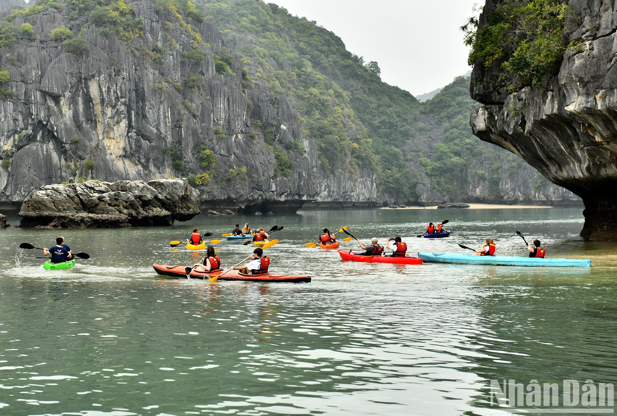 乘坐游轮探索兰夏湾之美【组图】