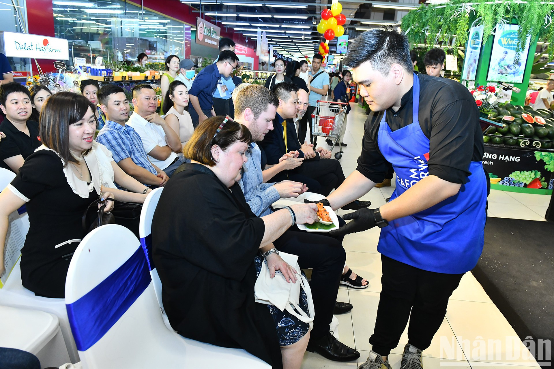 各位代表和嘉宾品尝著名的挪威盐渍三文鱼。 各位代表和嘉宾品尝著名的挪威盐渍三文鱼。