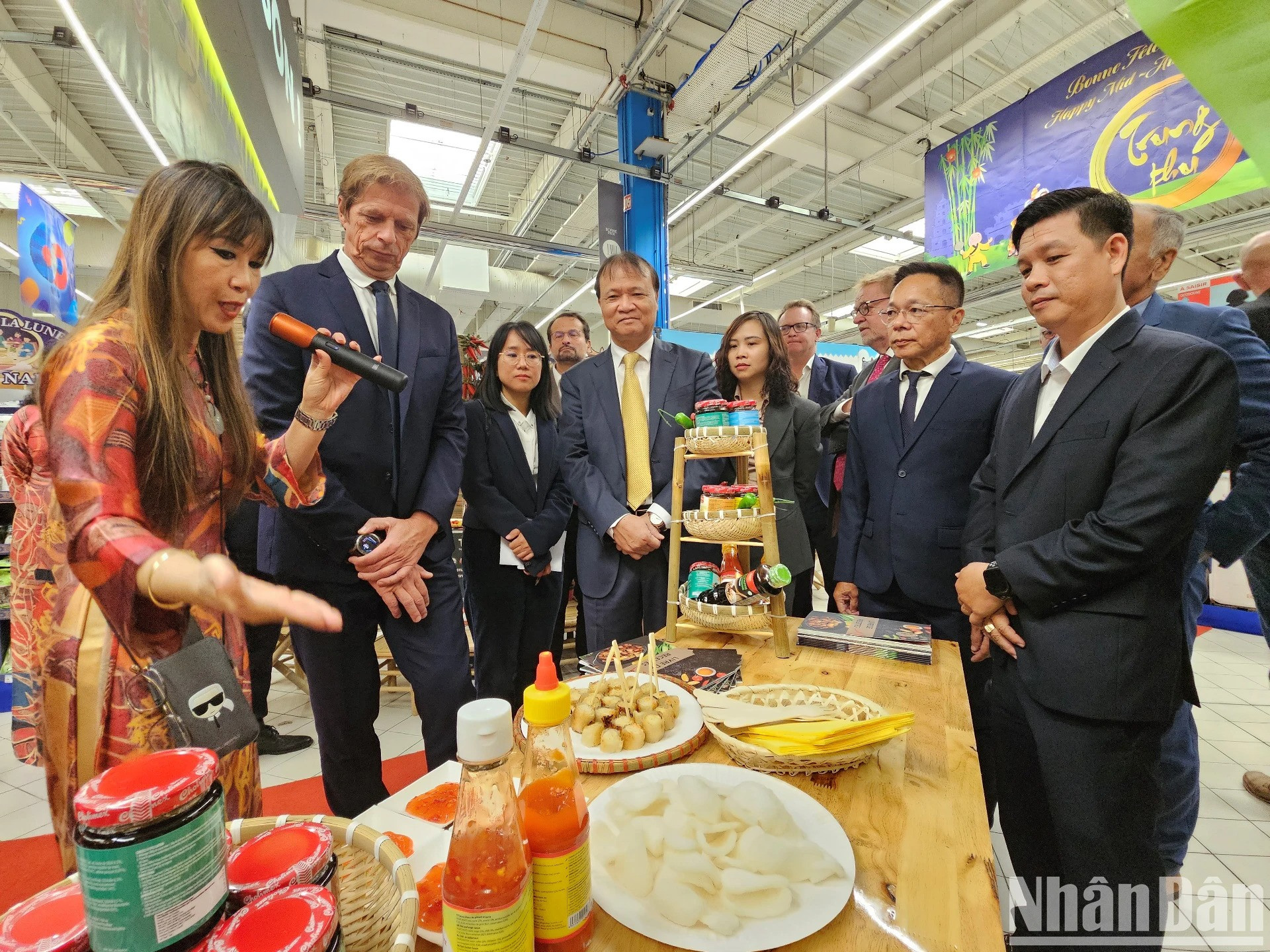 法国是越南在欧盟的第四大贸易伙伴。《欧盟-越南自由贸易协定》(EVFTA)为越南商品进军法国和欧洲市场提供有效的推动力。 法国是越南在欧盟的第四大贸易伙伴。《欧盟-越南自由贸易协定》(EVFTA)为越南商品进军法国和欧洲市场提供有效的推动力。