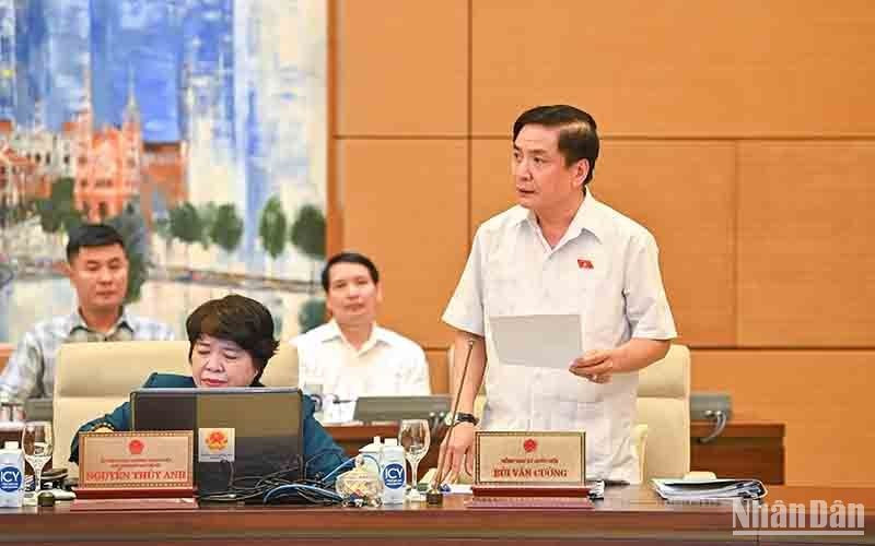 越南国会秘书长、国会办公厅主任裴文强在会上发表讲话。