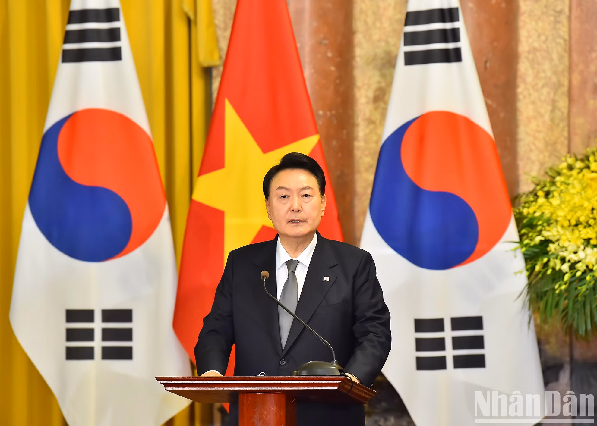 尹锡悦总统在会见两国和国际记者时发表讲话。