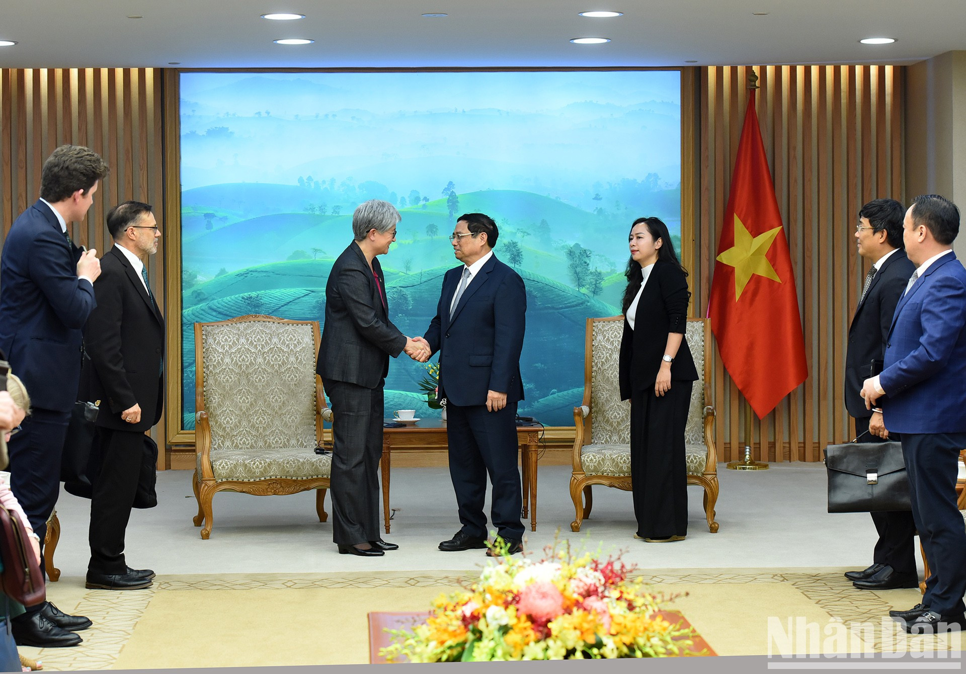 范明正总理欢送澳大利亚外交部长黄英贤。