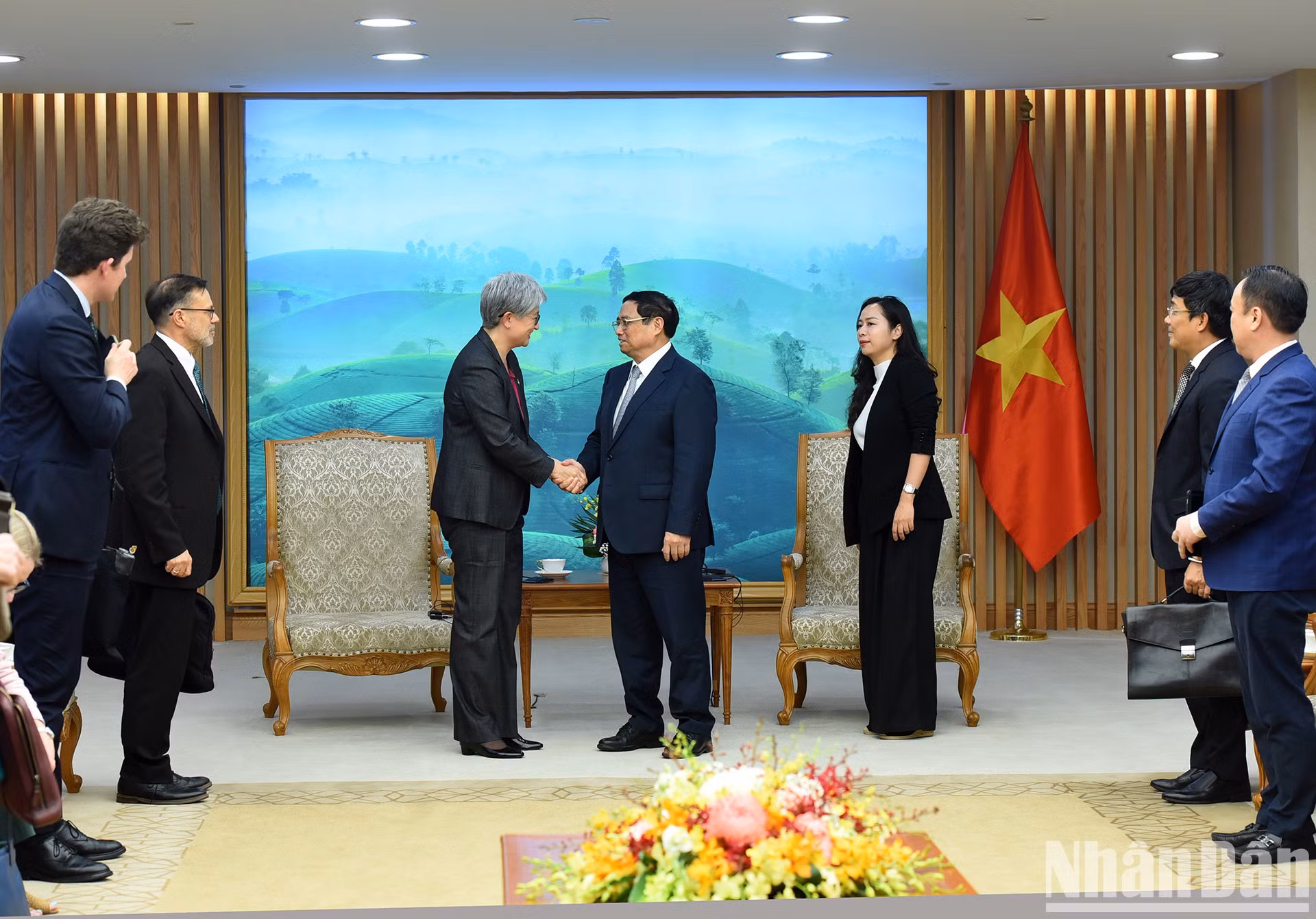 范明正总理欢送澳大利亚外交部长黄英贤。
