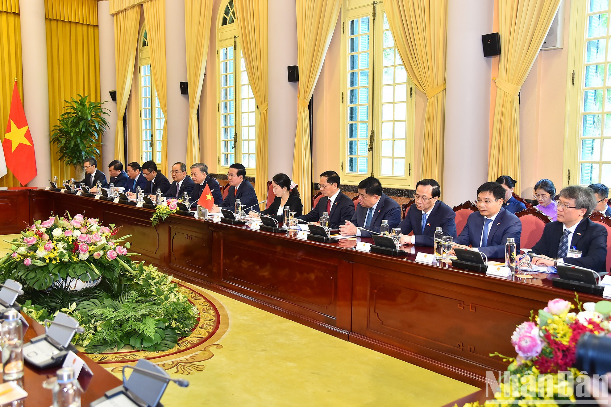 武文赏主席以及越南代表团成员出席会谈。 武文赏主席以及越南代表团成员出席会谈。