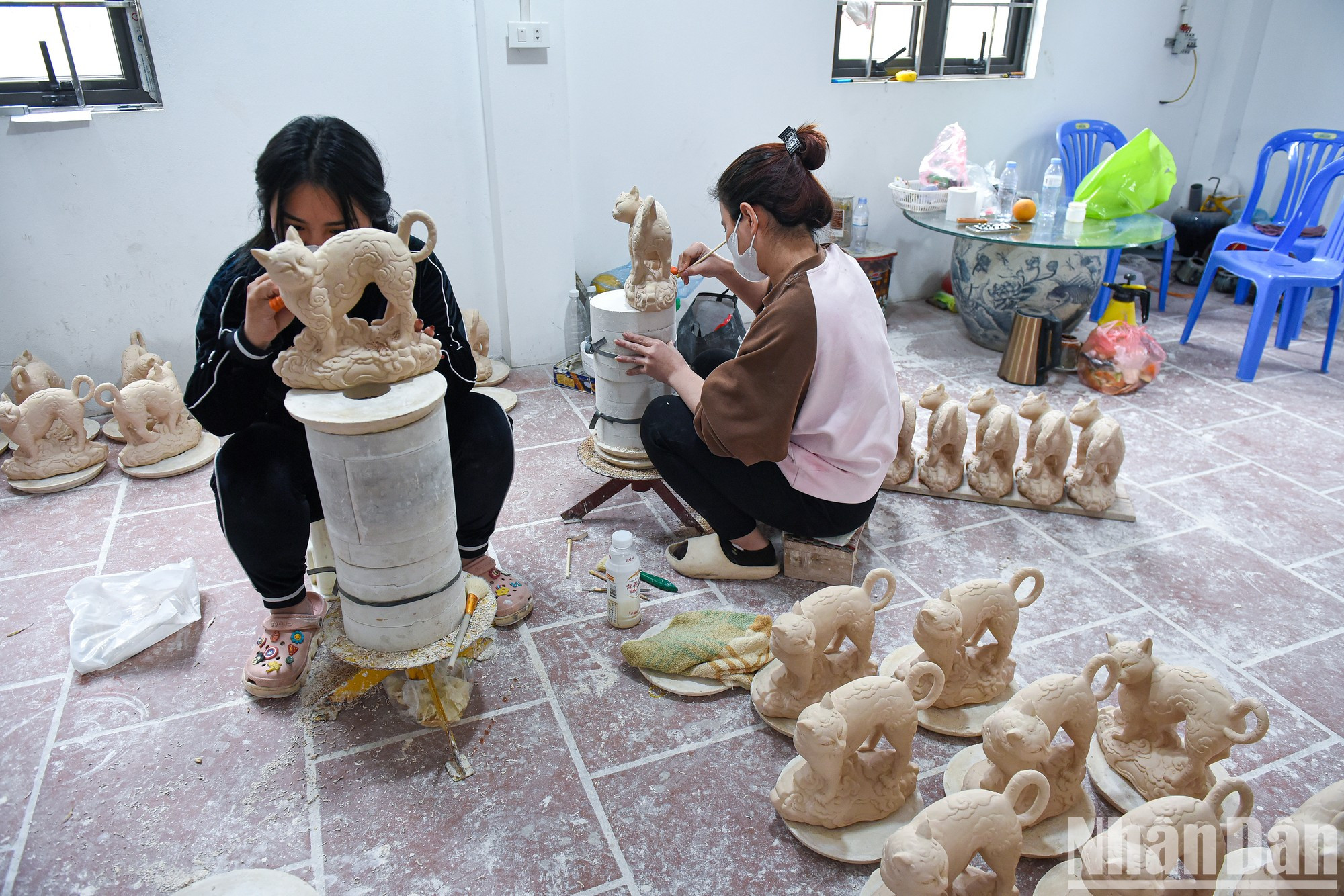 钵场陶艺村艺人紧急制作服务农历新年市场的最后一批货物。