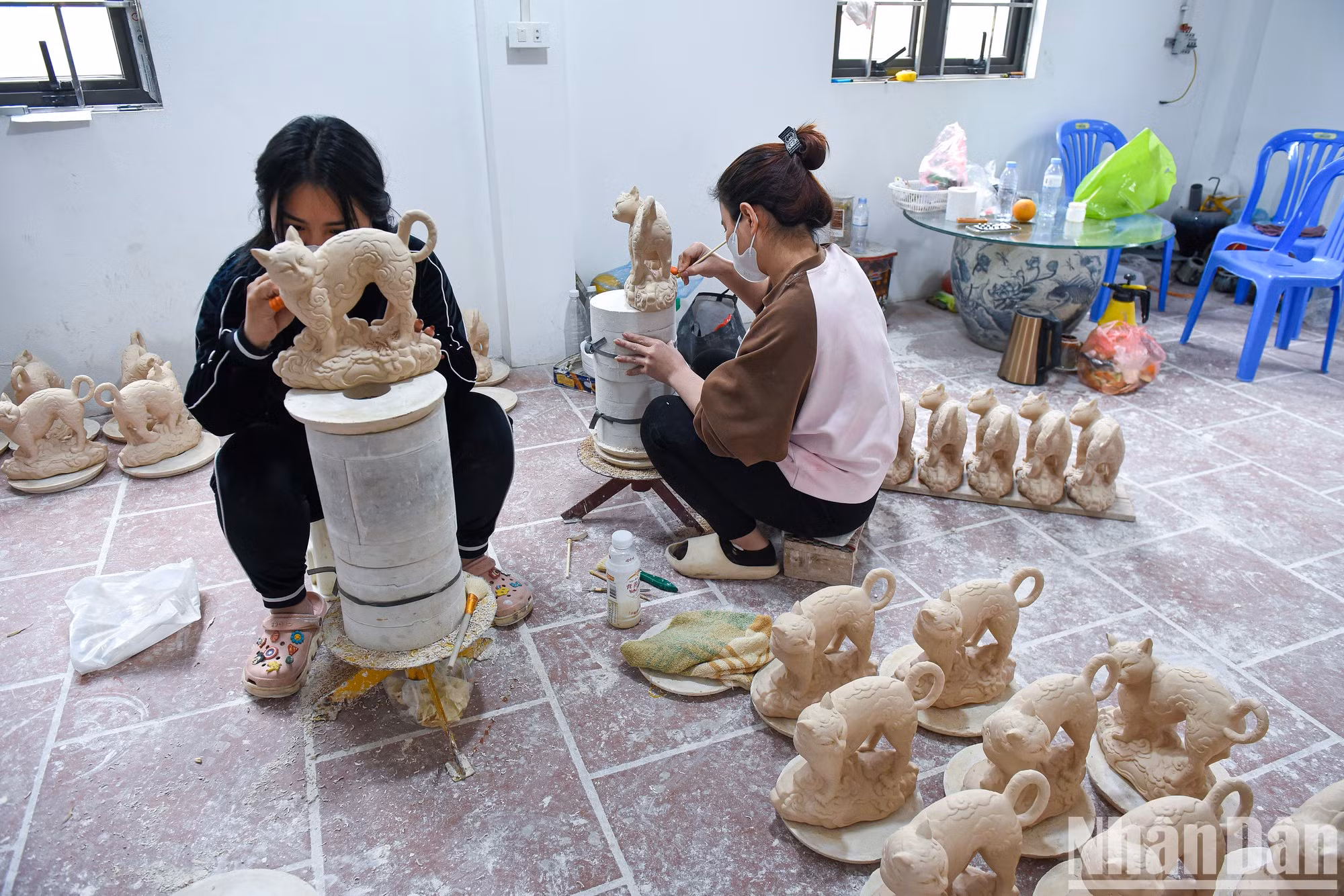 钵场陶艺村艺人紧急制作服务农历新年市场的最后一批货物。