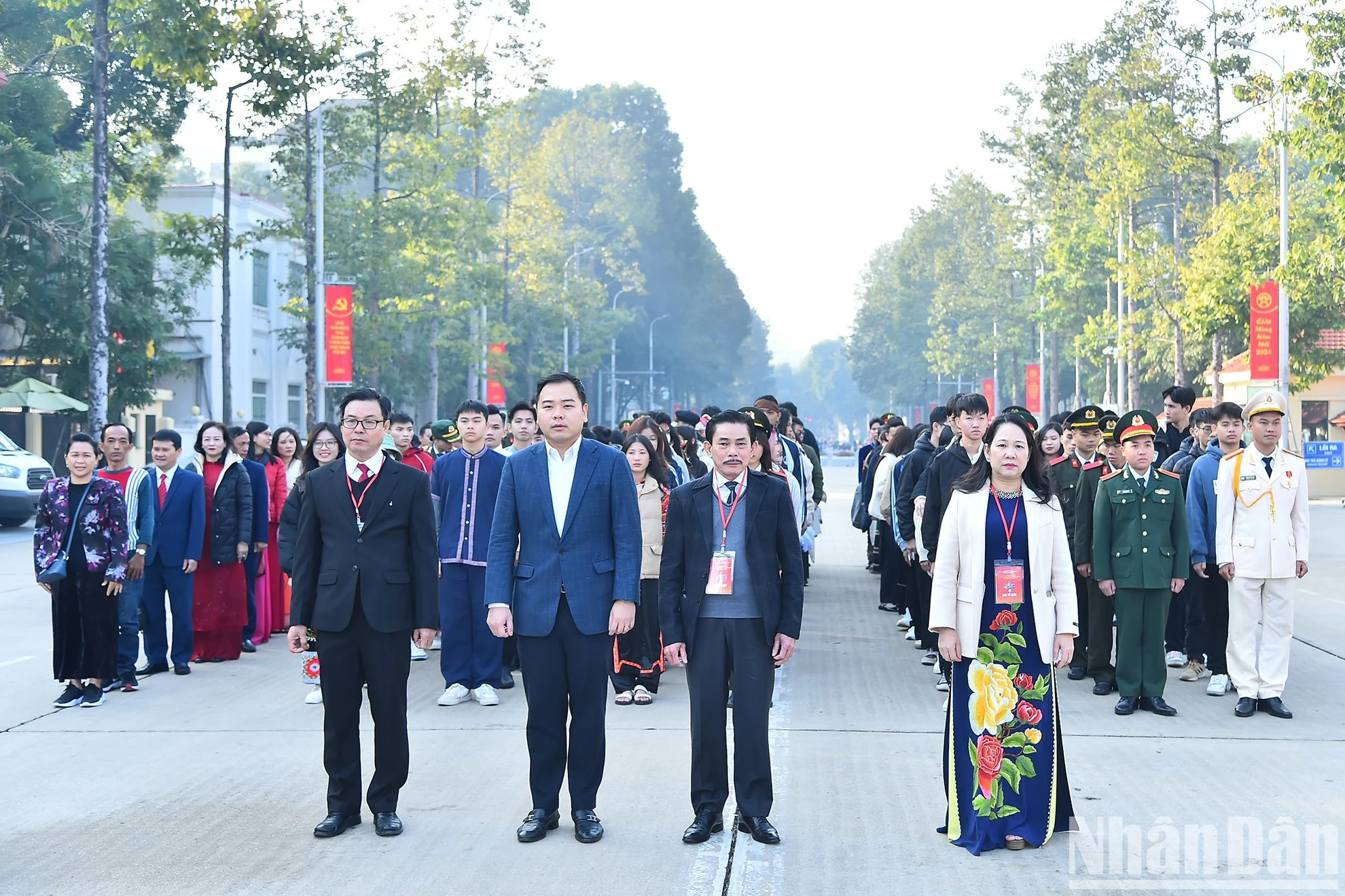 以越南国会民族委员会副主任侬氏河副部长和2023年优秀典范少数民族学生、大学生和青年表彰大会组委会主任，《民族与发展报》社总编辑黎公平为首的优秀典范少数民族学生、大学生和青年代表团举行向胡伯伯报功仪式并入陵瞻仰胡志明主席遗容。
