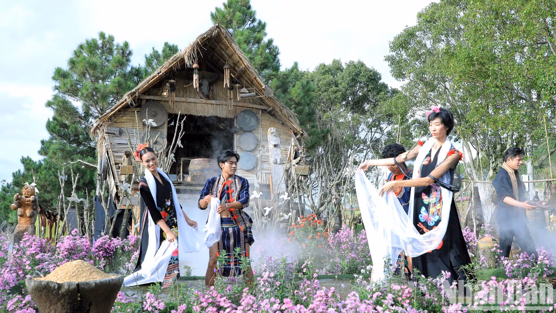 西原音乐和土锦时装秀亮相大叻市春香湖边