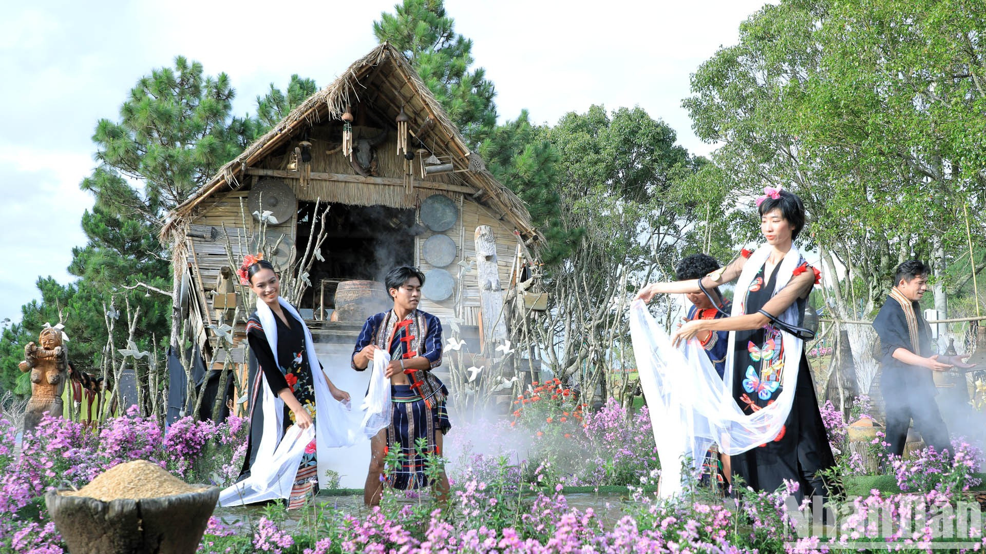 西原音乐和土锦时装秀亮相大叻市春香湖边