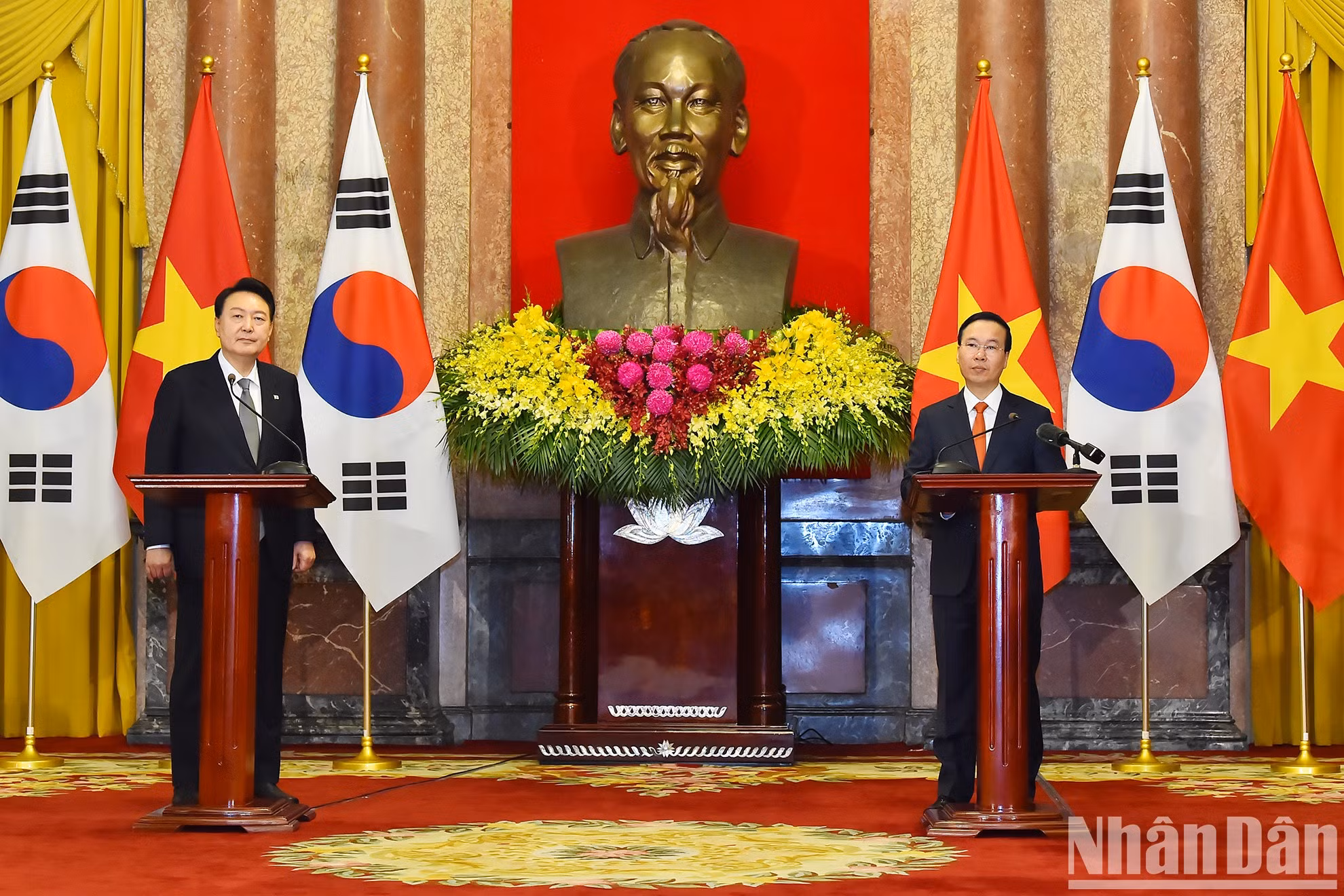 其后，两国领导人向新闻界通报了会谈结果。