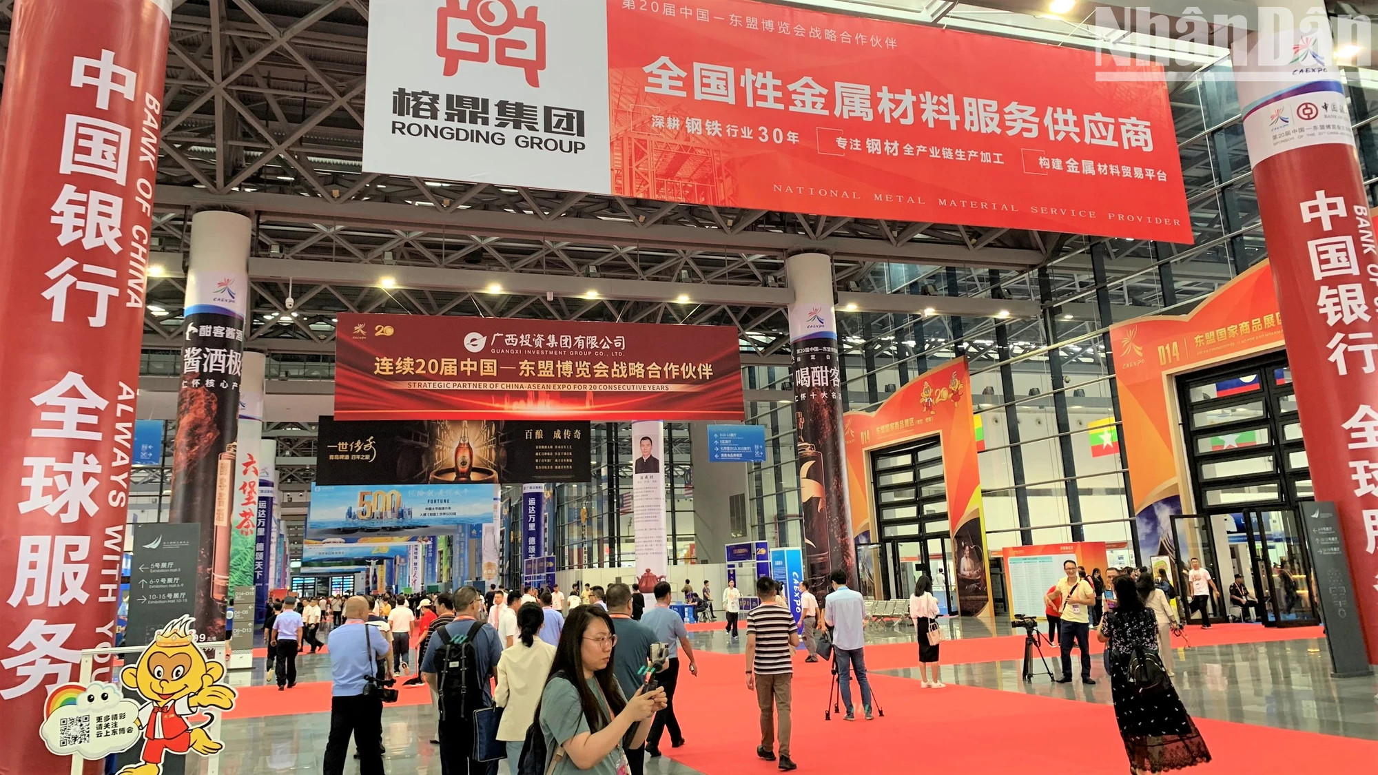 本届博览会吸引众多观众。 本届博览会吸引众多观众。