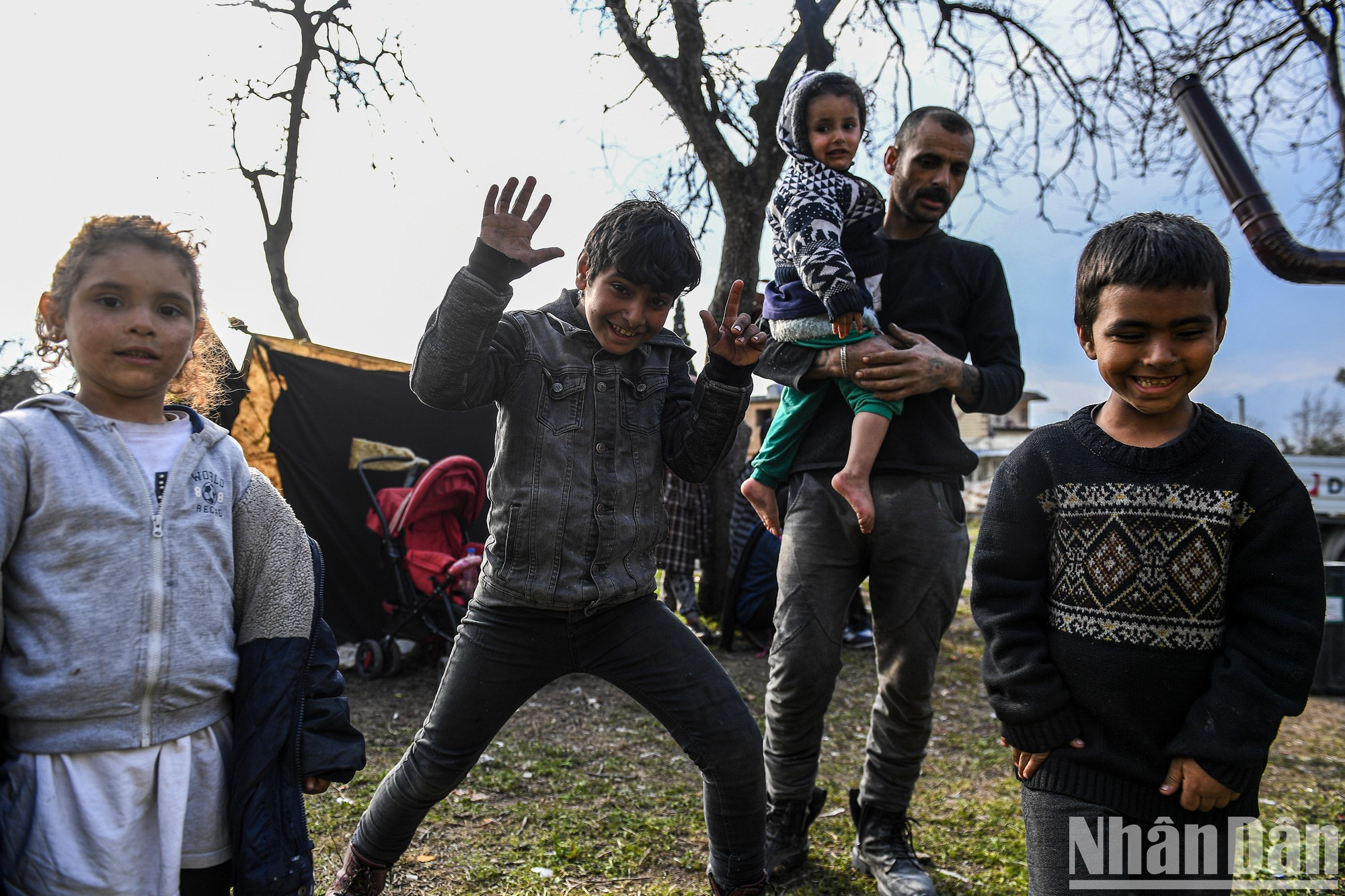 艾哈迈德先生说,在所有生活条件都不具备的情况下,他们的生活现在要面临很多困难。 他们所有的财产都被埋在瓦砾下。 然而,旁边的孩子们似乎还太小,无法理解这种困境。 艾哈迈德先生说,在所有生活条件都不具备的情况下,他们的生活现在要面临很多困难。 他们所有的财产都被埋在瓦砾下。 然而,旁边的孩子们似乎还太小,无法理解这种困境。