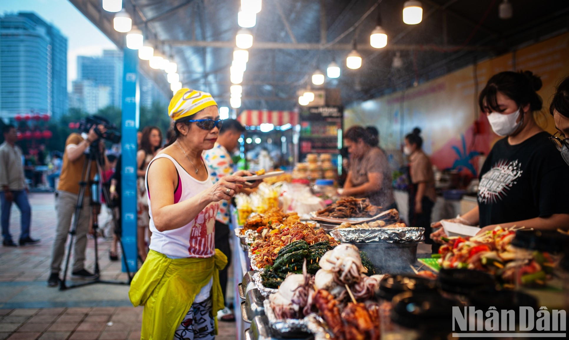位于东海公园的美食节也吸引众多游客前来参观品尝。 位于东海公园的美食节也吸引众多游客前来参观品尝。