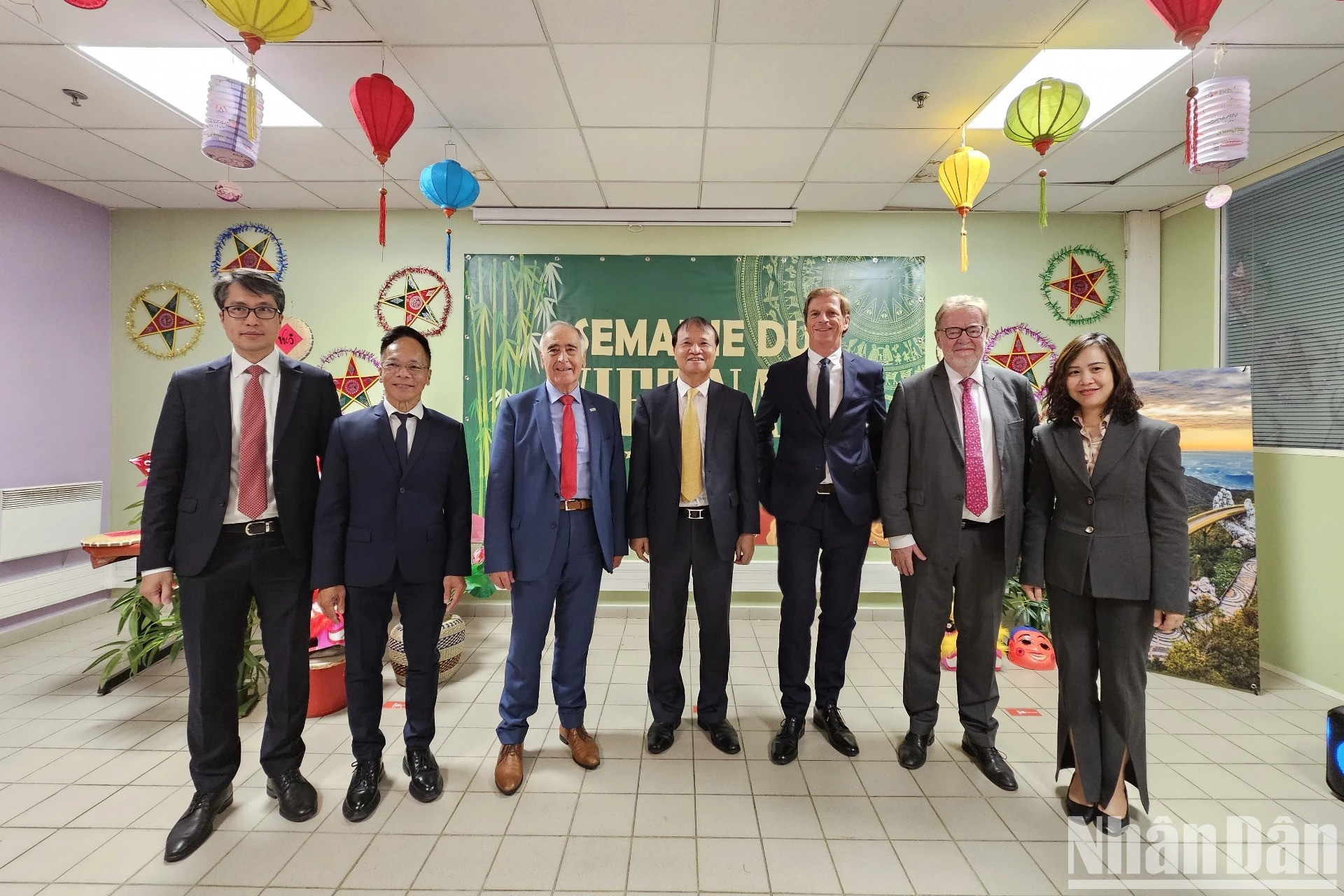 各位代表合影留念。 各位代表合影留念。