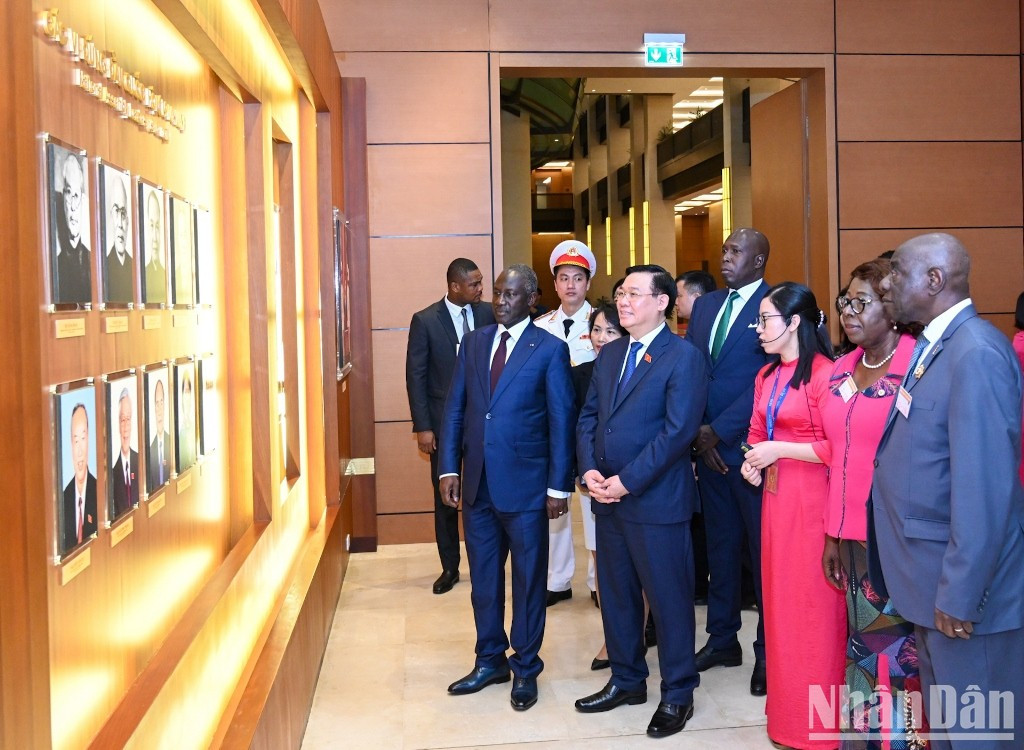 越南国会主席王廷惠与科特迪瓦国民议会议长阿达马·比克多戈等各位代表参观越南国会传统陈列室。
