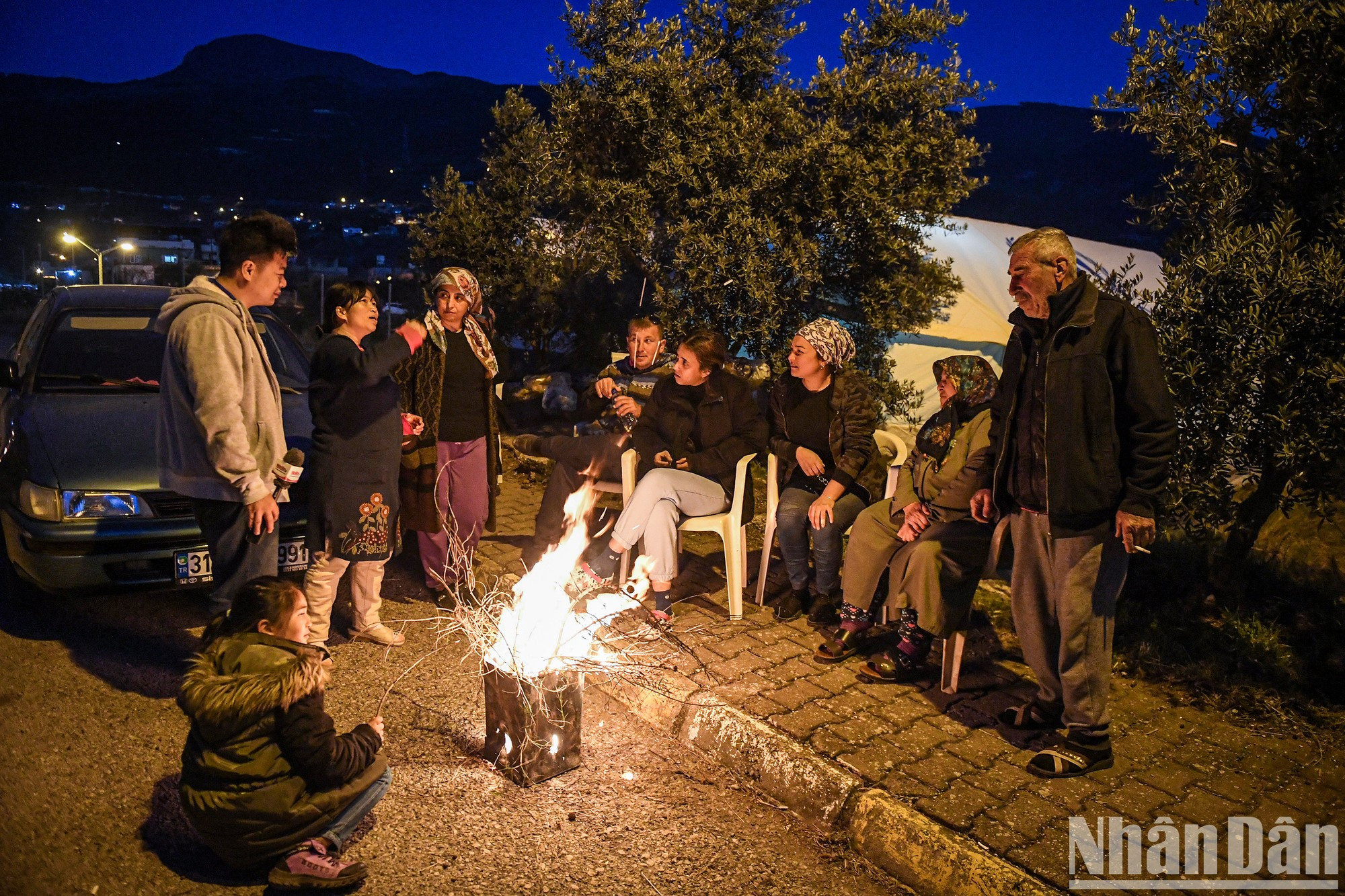 为了抵御寒冷,他们聚在一起烧火取暖。 哈塔伊伊斯肯德伦人民坐在一起谈及现在的生活和未来的希望。 为了抵御寒冷,他们聚在一起烧火取暖。 哈塔伊伊斯肯德伦人民坐在一起谈及现在的生活和未来的希望。