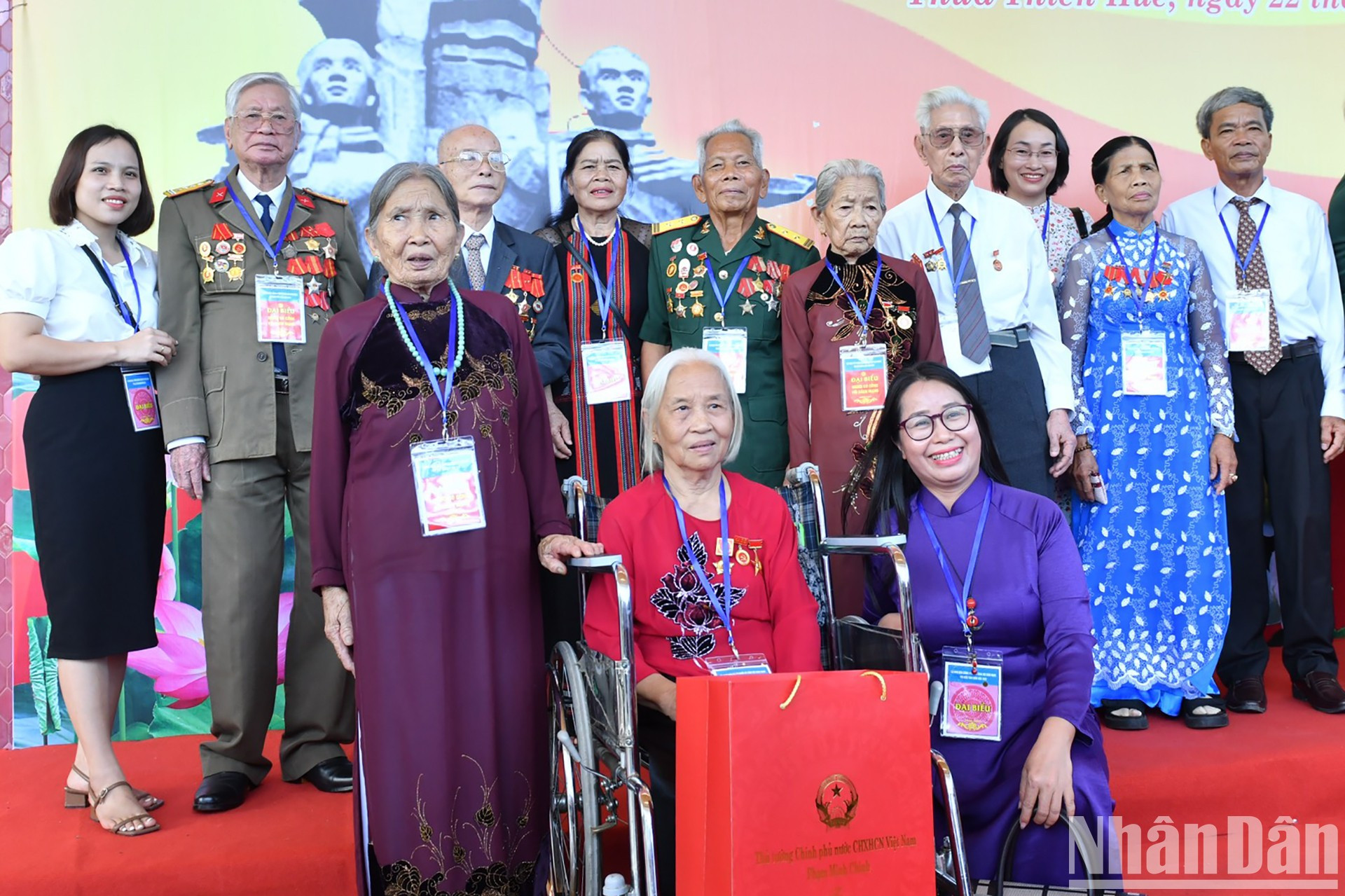 承天顺化省革命有功者代表合影。 承天顺化省革命有功者代表合影。