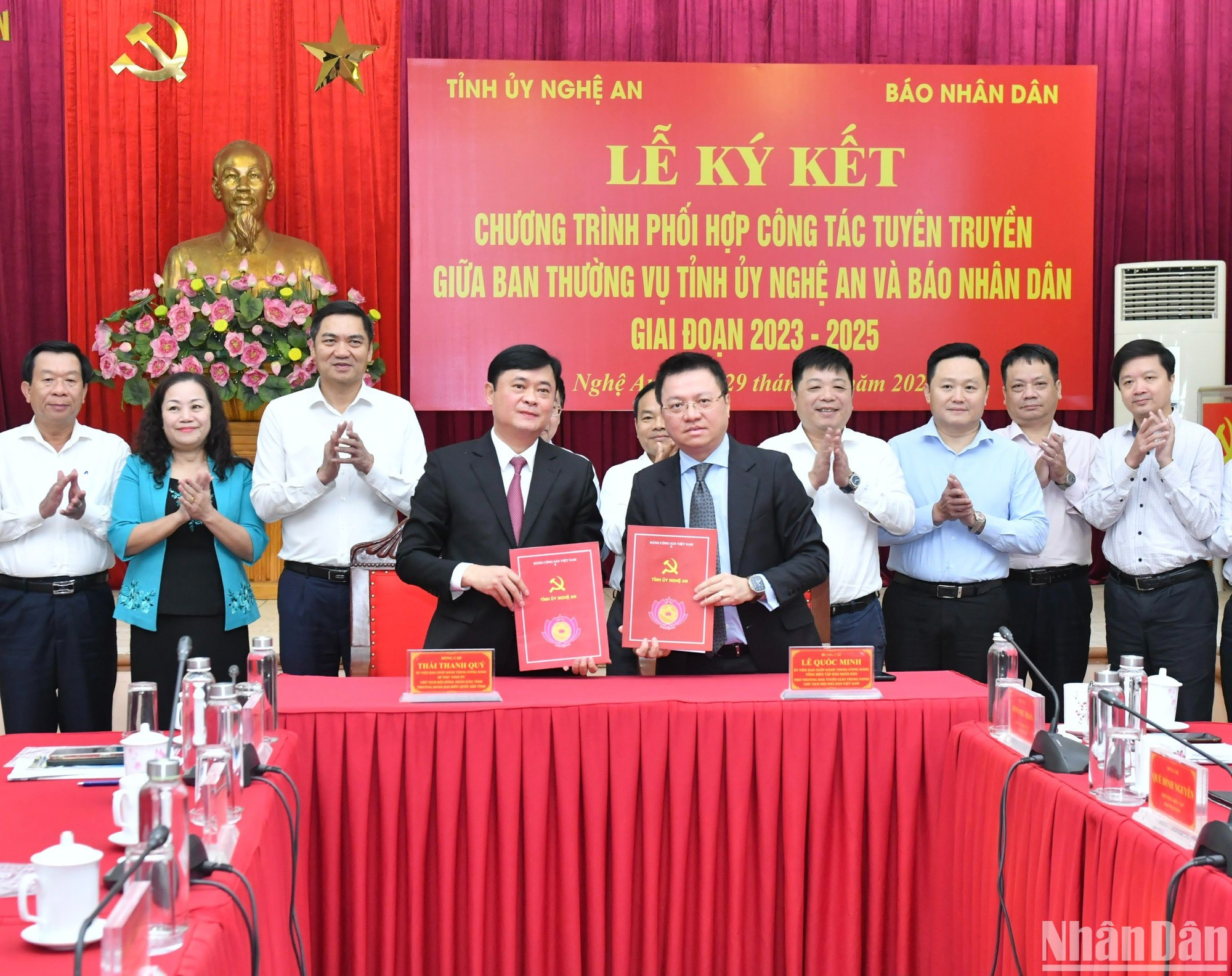 2023-2025年阶段《人民报》社与义安省省委的合作宣传计划签字仪式。 2023-2025年阶段《人民报》社与义安省省委的合作宣传计划签字仪式。