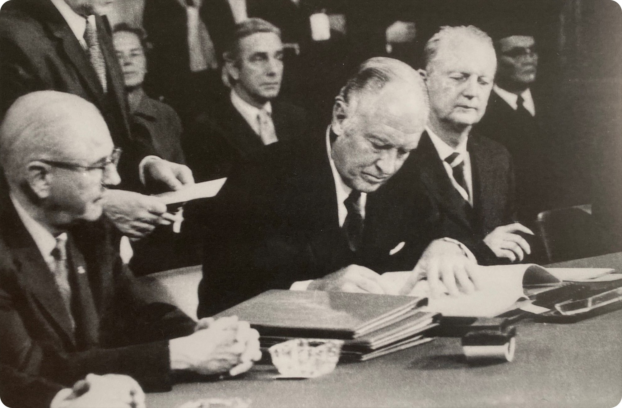 美国国务卿威廉·皮尔斯·罗杰斯代表美国政府签署《巴黎协定》。 美国国务卿威廉·皮尔斯·罗杰斯代表美国政府签署《巴黎协定》。