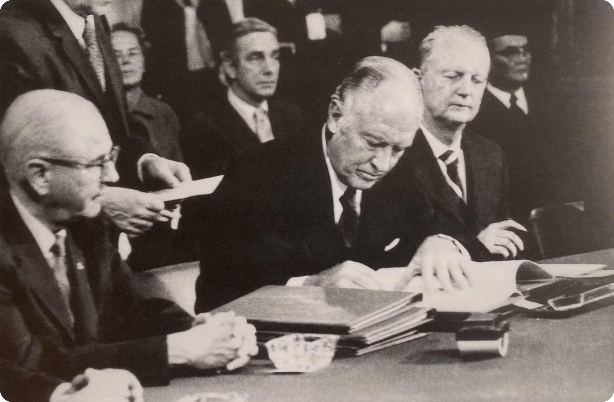 美国国务卿威廉·皮尔斯·罗杰斯代表美国政府签署《巴黎协定》。 美国国务卿威廉·皮尔斯·罗杰斯代表美国政府签署《巴黎协定》。