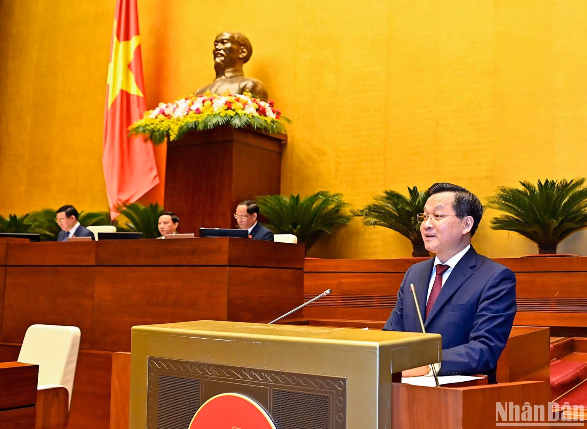 越南政府副总理黎明凯在会上作2022年经济社会发展计划和国家预算实施结果的补充评价报告和2023年初经济社会发展计划和国家预算实施情况报告。