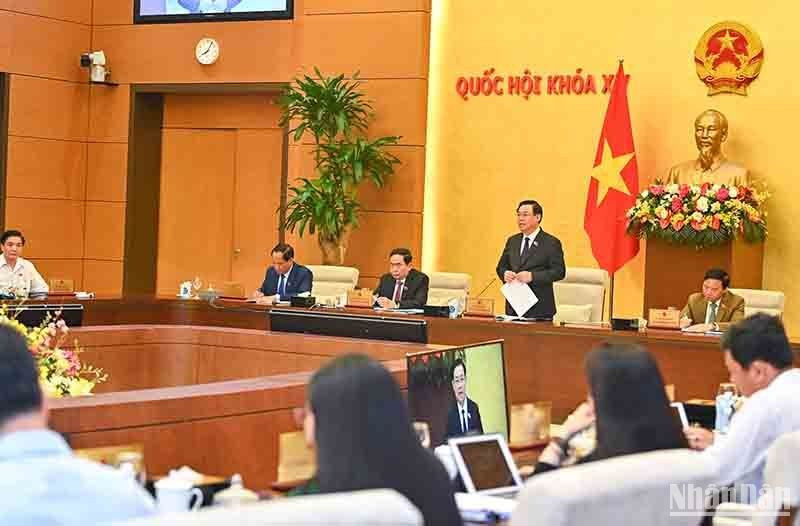 关于立法工作，国会主席表示，国会常务委员会将对3项法案和2项国会决议草案发表意见， 考虑建立《性别转化法》项目的提议等。