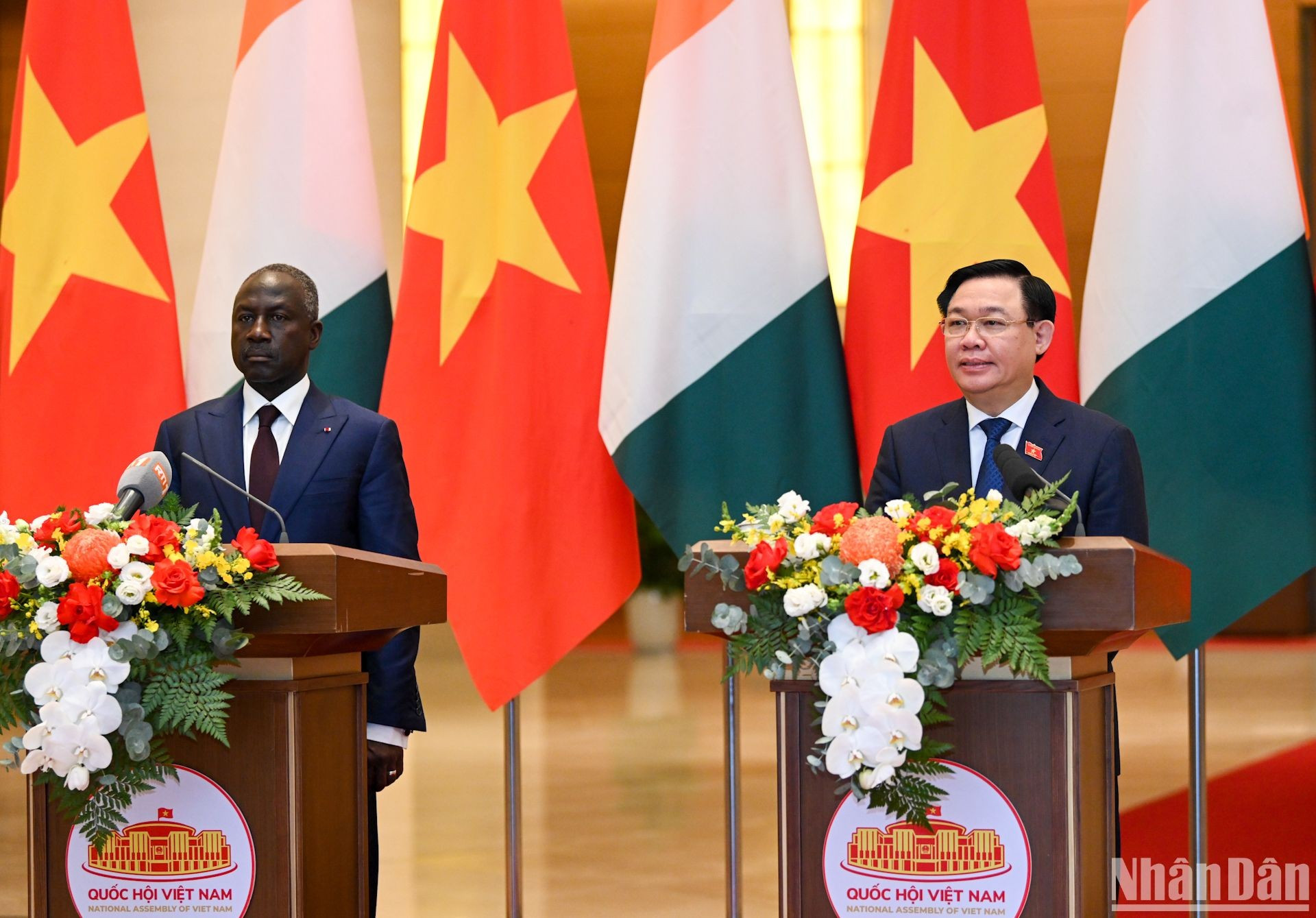 越南国会主席王廷惠与科特迪瓦国民议会议长阿达马·比克多戈接受媒体采访。