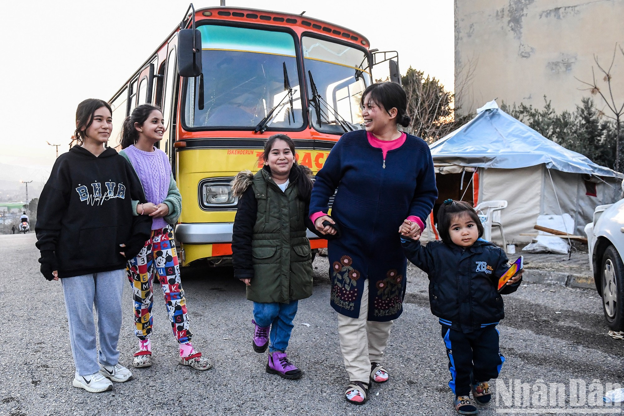 在这些困难的日子里,这里的人民利用公共汽车和临时帐篷过夜。 在这些困难的日子里,这里的人民利用公共汽车和临时帐篷过夜。
