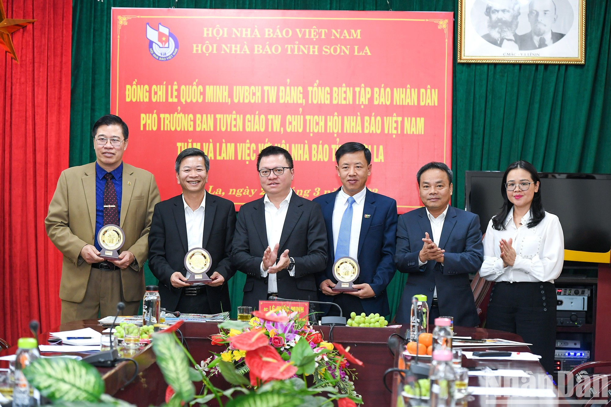 《人民报》社领导人向山罗省新闻工作协会和新闻机构赠送纪念品。 《人民报》社领导人向山罗省新闻工作协会和新闻机构赠送纪念品。