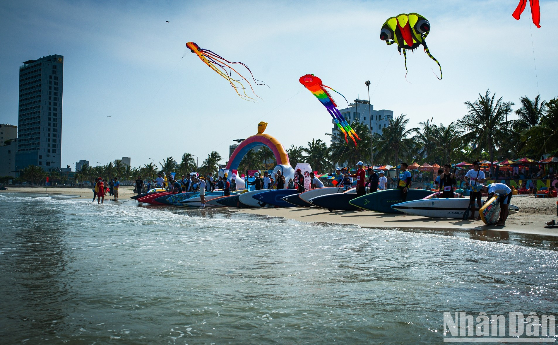 岘港海洋体育节吸引国内外专业和非专业运动员参加。 岘港海洋体育节吸引国内外专业和非专业运动员参加。