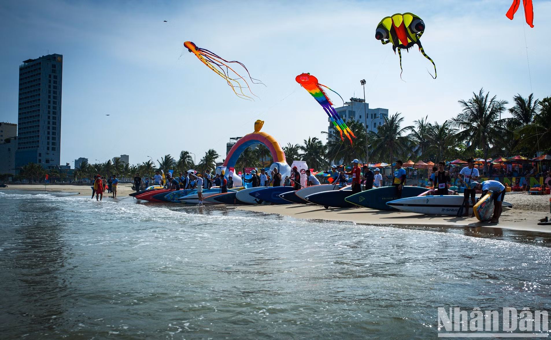 岘港海洋体育节吸引国内外专业和非专业运动员参加。