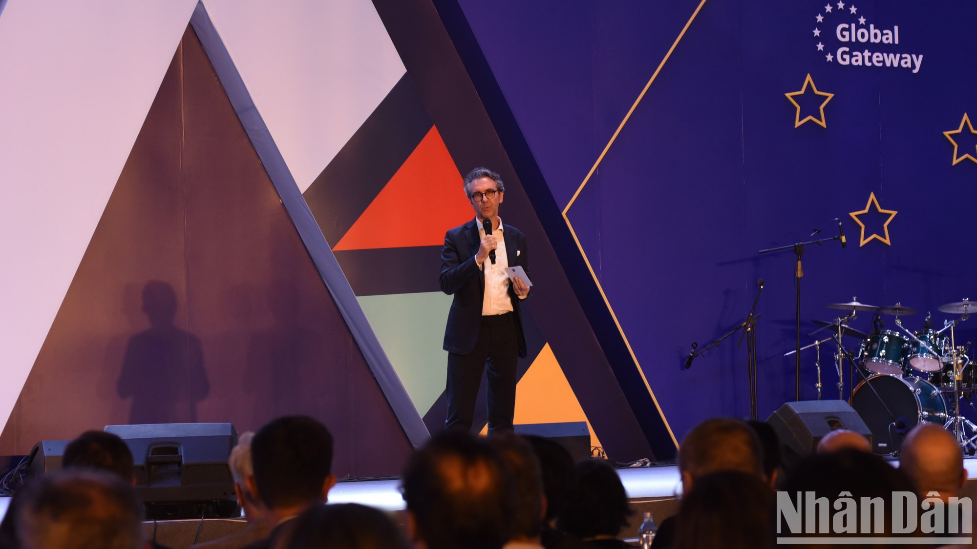 欧盟驻越南大使Giorgio Aliberti表示:“在中断五年后,2023年欧洲之村再次重见越南公众,并继续履行推介欧洲文化丰富性的使命,重申欧盟的共同原则——多样统一”。 欧盟驻越南大使Giorgio Aliberti表示:“在中断五年后,2023年欧洲之村再次重见越南公众,并继续履行推介欧洲文化丰富性的使命,重申欧盟的共同原则——多样统一”。