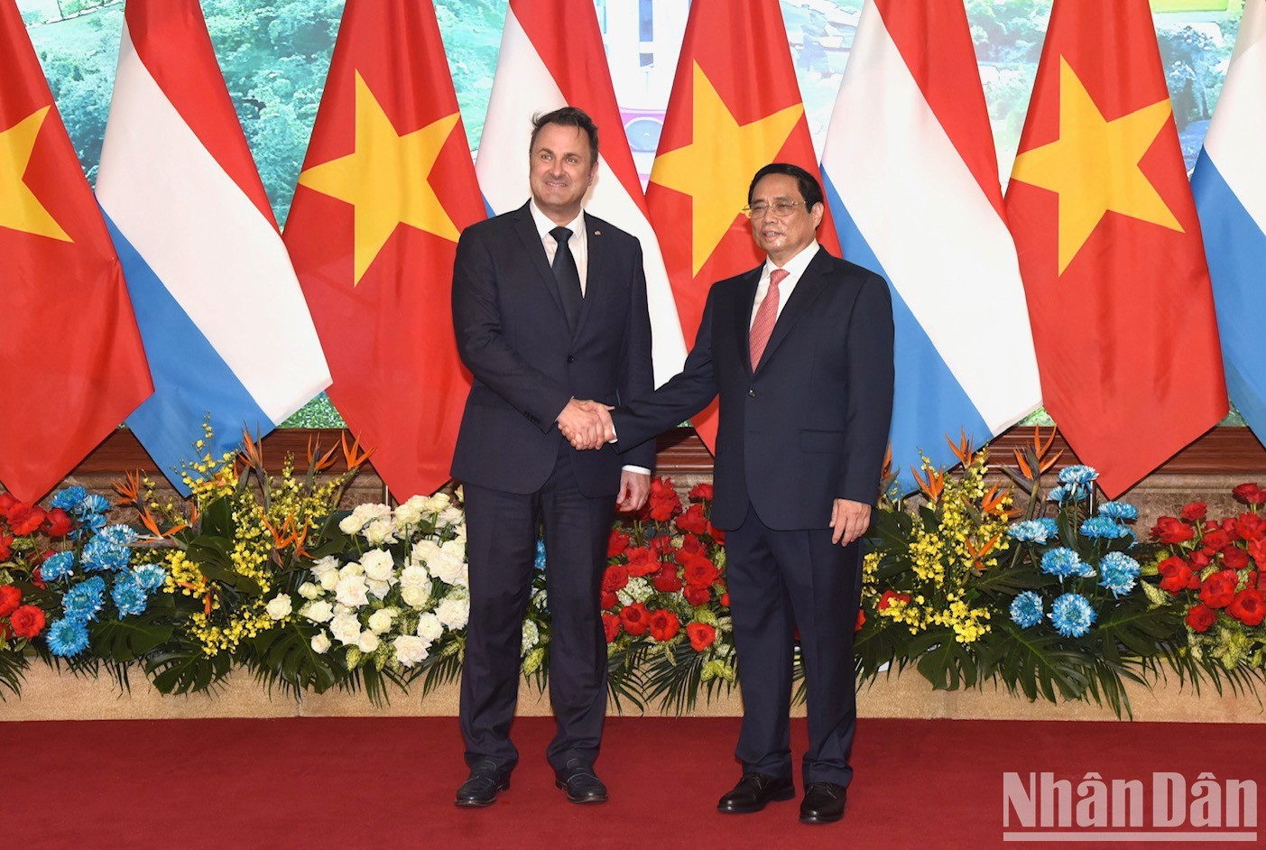 两位领导会谈前握手。 两位领导会谈前握手。