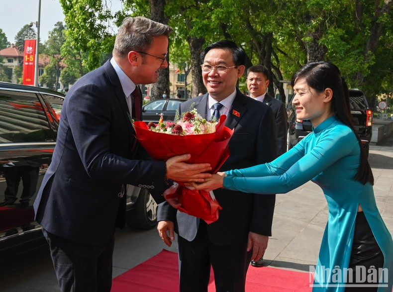 国会主席王廷惠在国会大厦迎接国宾。 国会主席王廷惠在国会大厦迎接国宾。